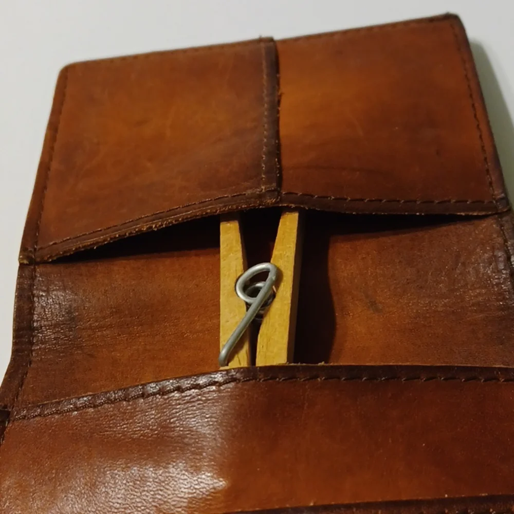BROWN LEATHER HANDMADE BIFOLD WALLET W/10 PT. BUCK DESIGN